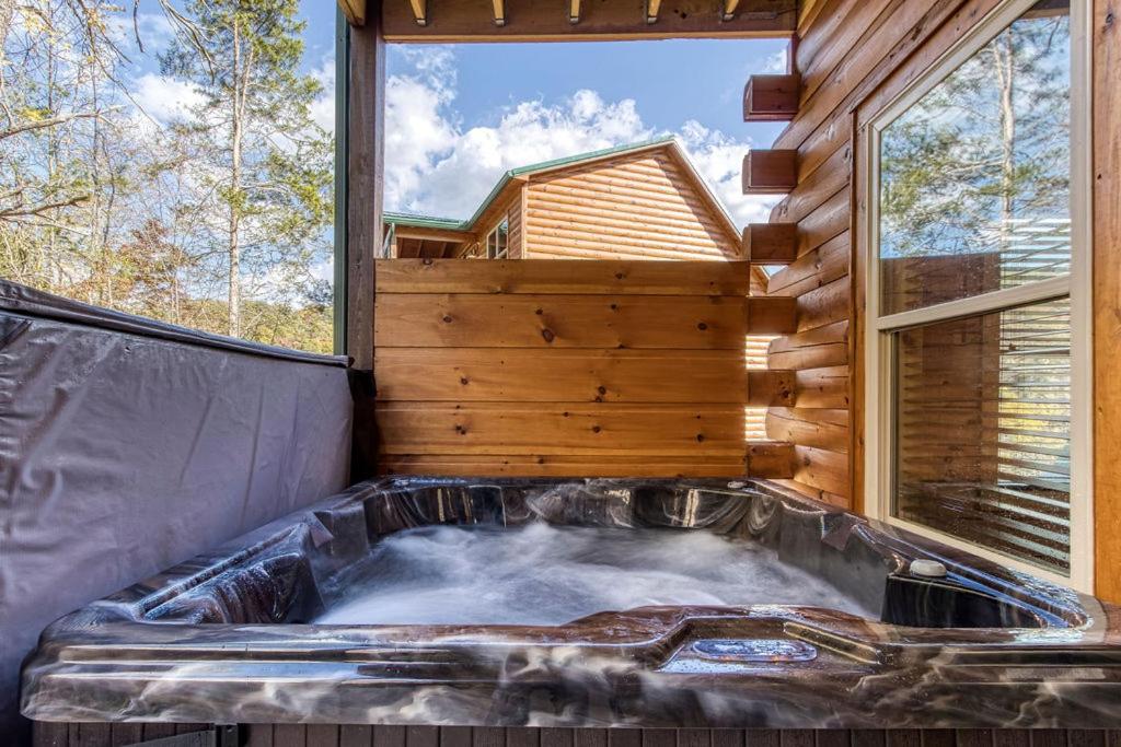Pine Mountain Retreat, Hot Tub, Game Room, 560 FREE tickets each paid day!!!