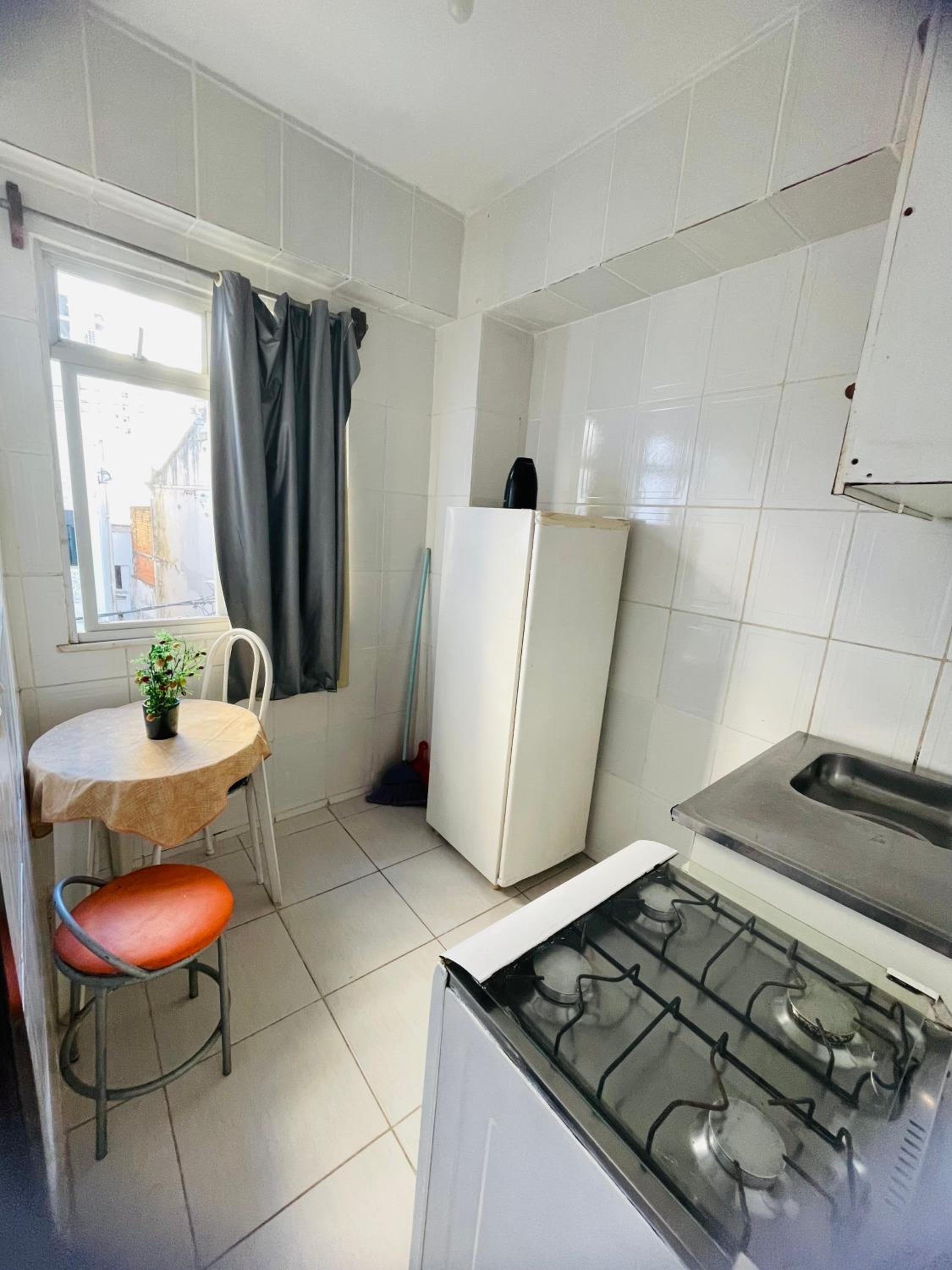 Quarto, sala, cozinha e banheiro - 2 minutos da praia do porto da barra - ar condicionado