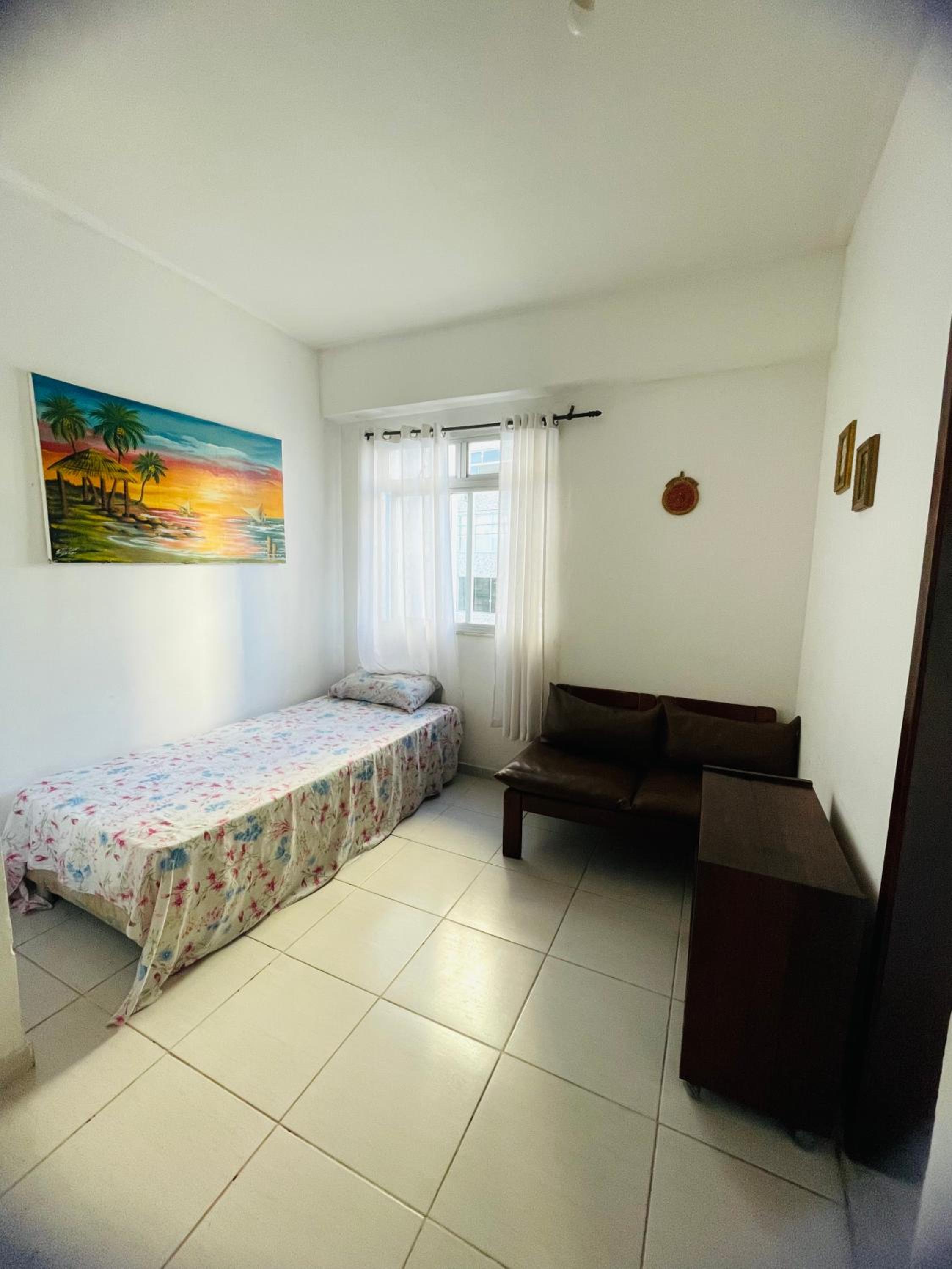 Quarto, sala, cozinha e banheiro - 2 minutos da praia do porto da barra - ar condicionado