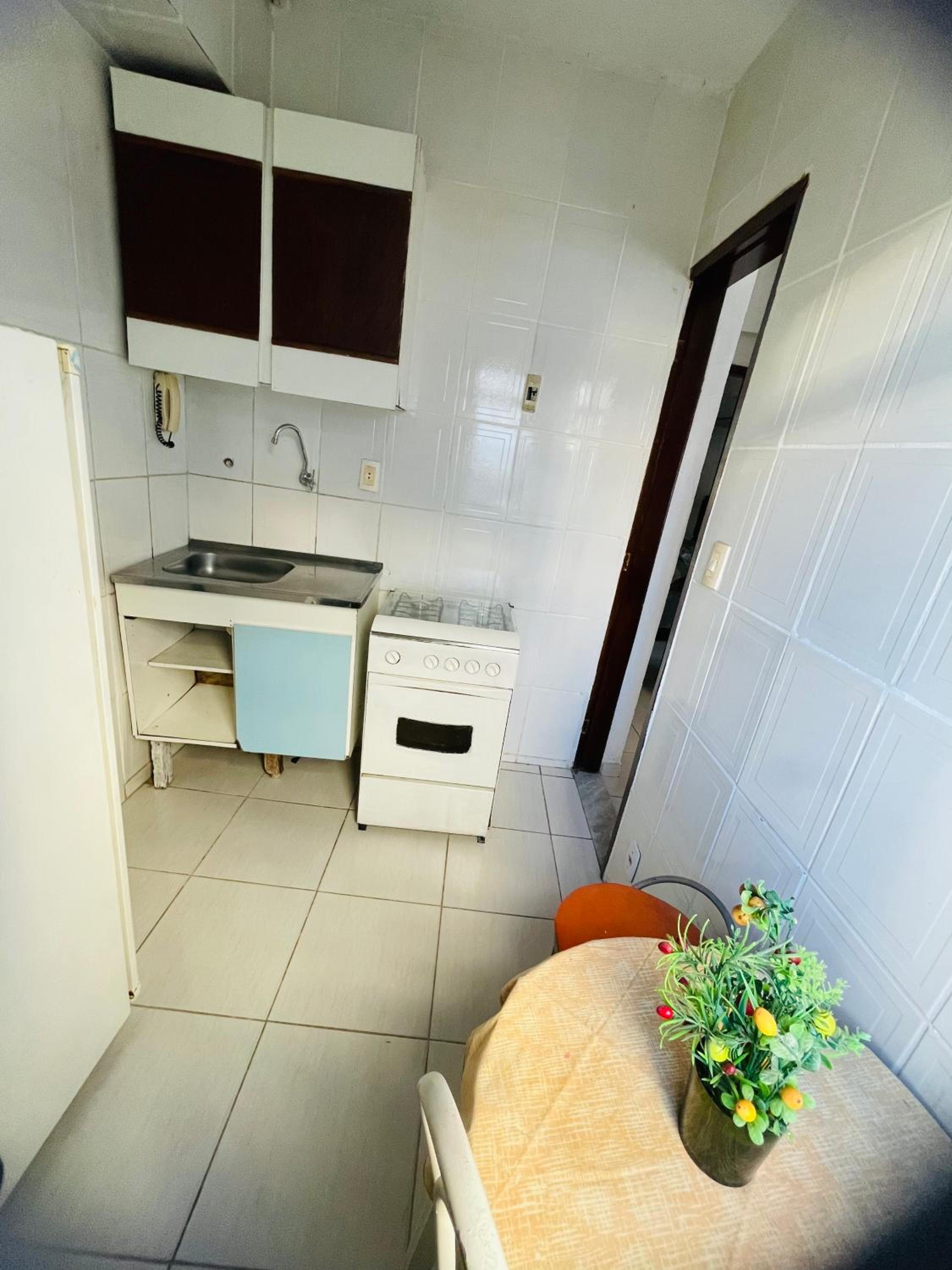 Quarto, sala, cozinha e banheiro - 2 minutos da praia do porto da barra - ar condicionado
