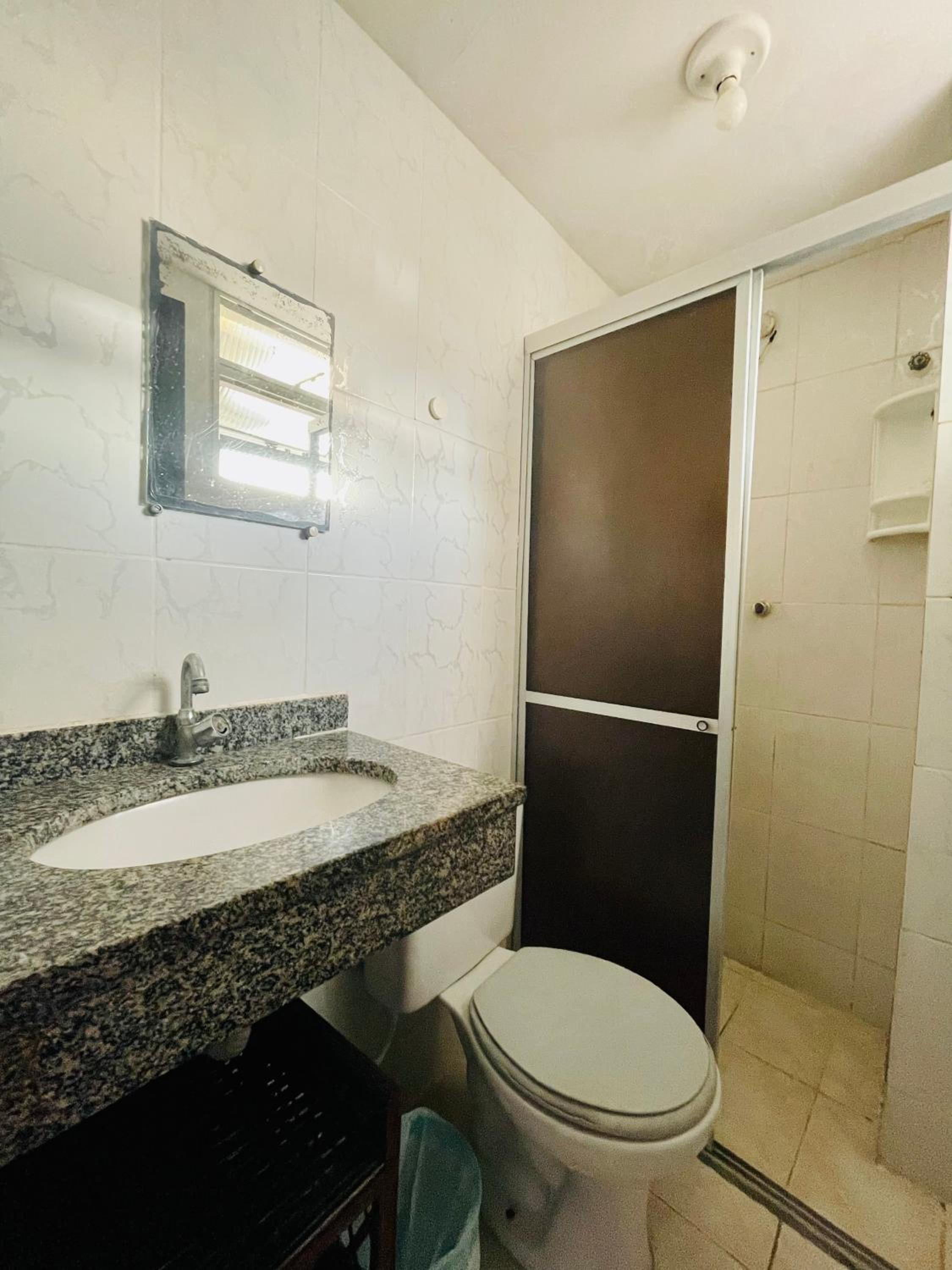 Quarto, sala, cozinha e banheiro - 2 minutos da praia do porto da barra - ar condicionado