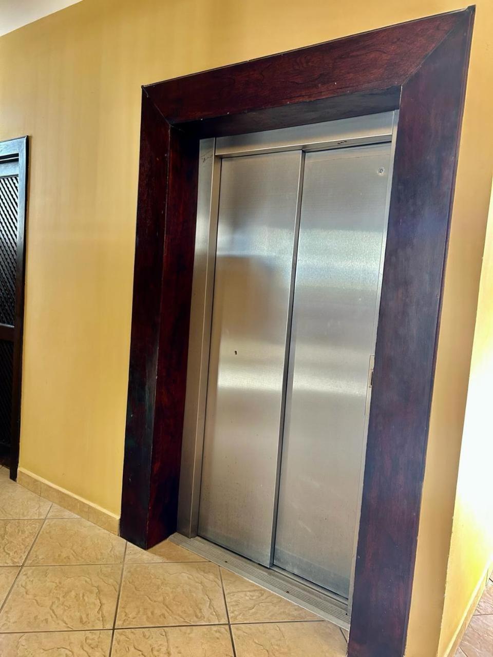 Apartamento de Lujo en Playa Jacó, Frente al Mar, Wifi, AC, Parqueo Privado y Piscinas
