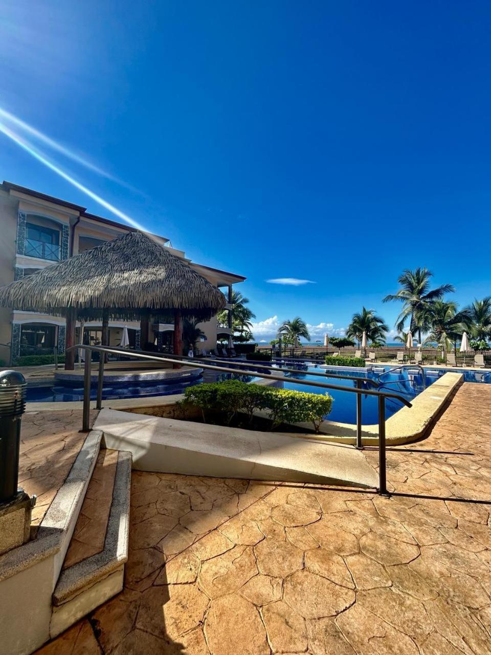 Apartamento de Lujo en Playa Jacó, Frente al Mar, Wifi, AC, Parqueo Privado y Piscinas
