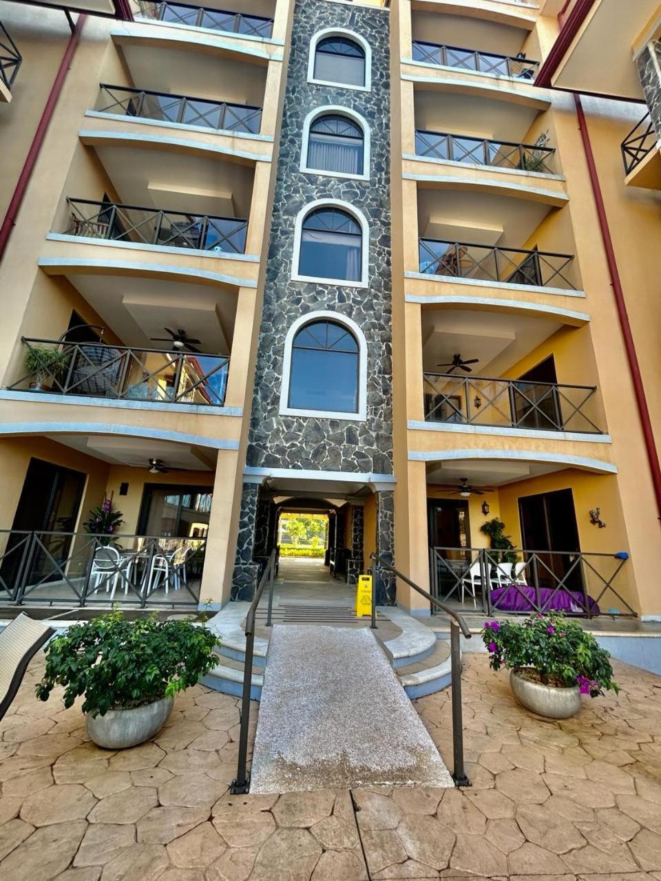Apartamento de Lujo en Playa Jacó, Frente al Mar, Wifi, AC, Parqueo Privado y Piscinas