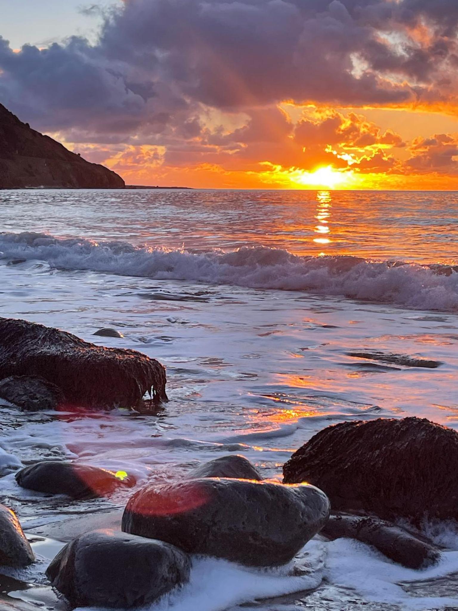 Lovely cottage in Snowdonia, private hot tub, by mountains & award winning beach view 4