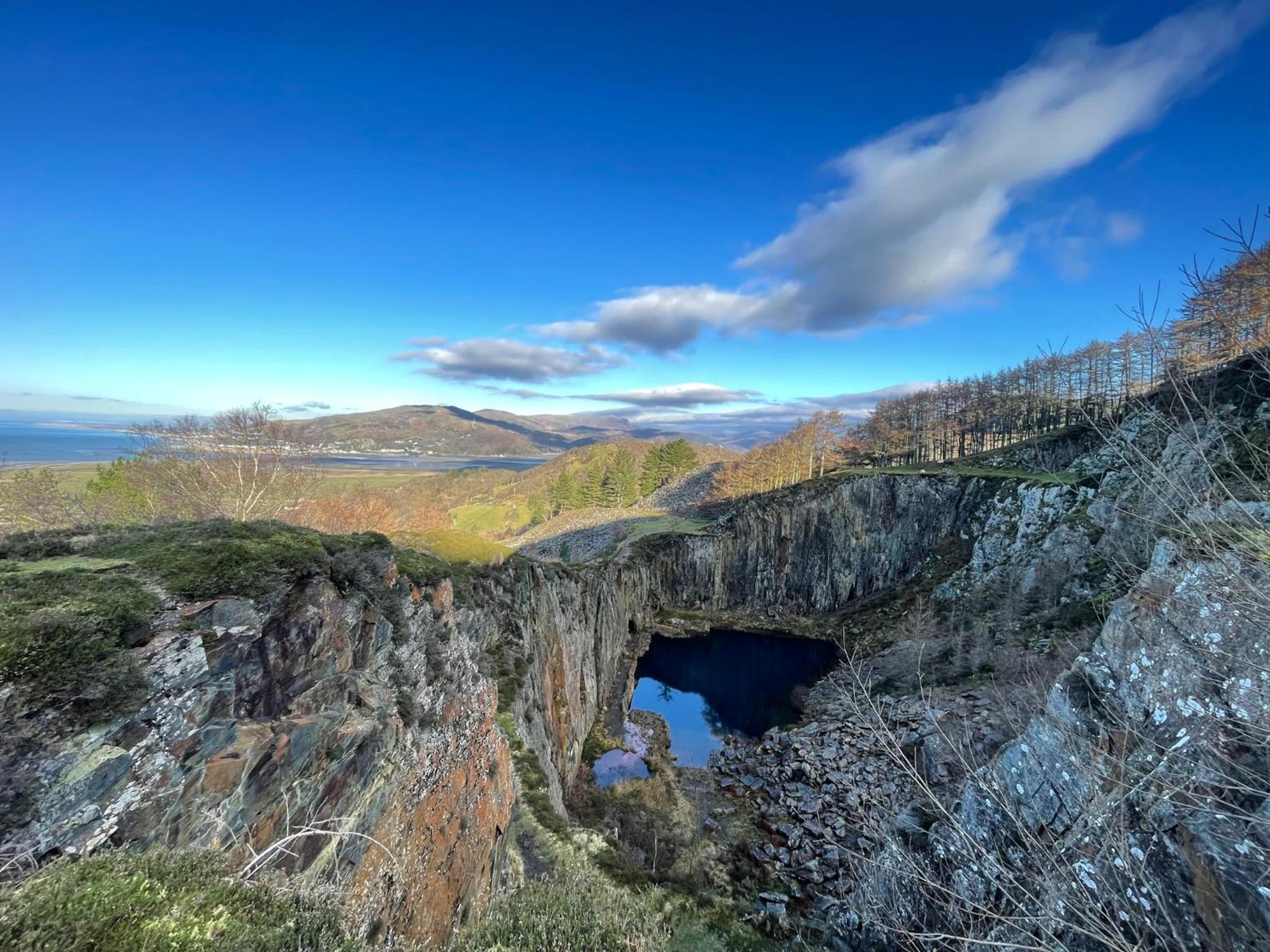 Lovely cottage in Snowdonia, private hot tub, by mountains & award winning beach view 2
