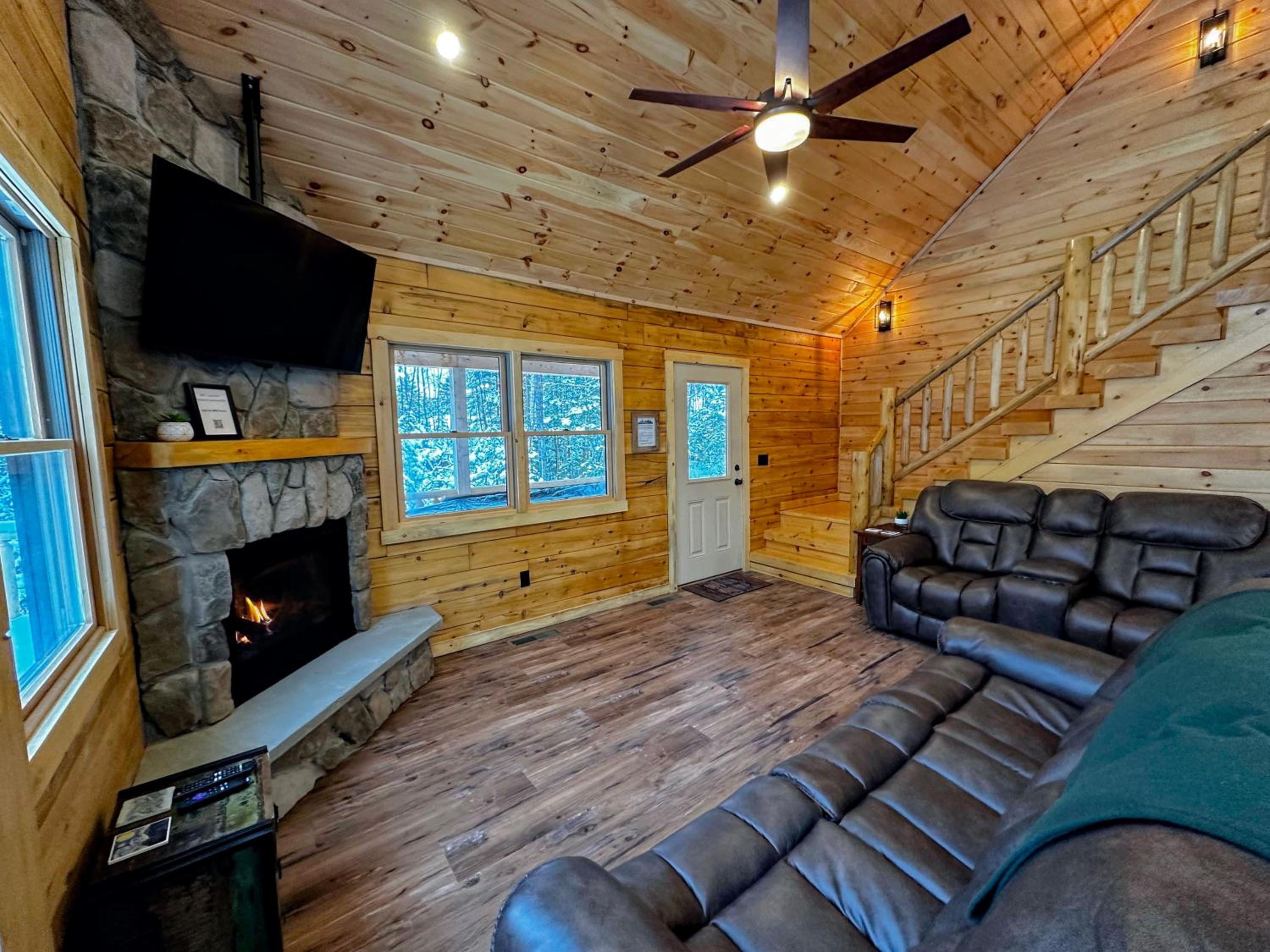 31R Brand new log home on quiet side street in Bethlehem, close to Main Street! 20 min to skiing view 3