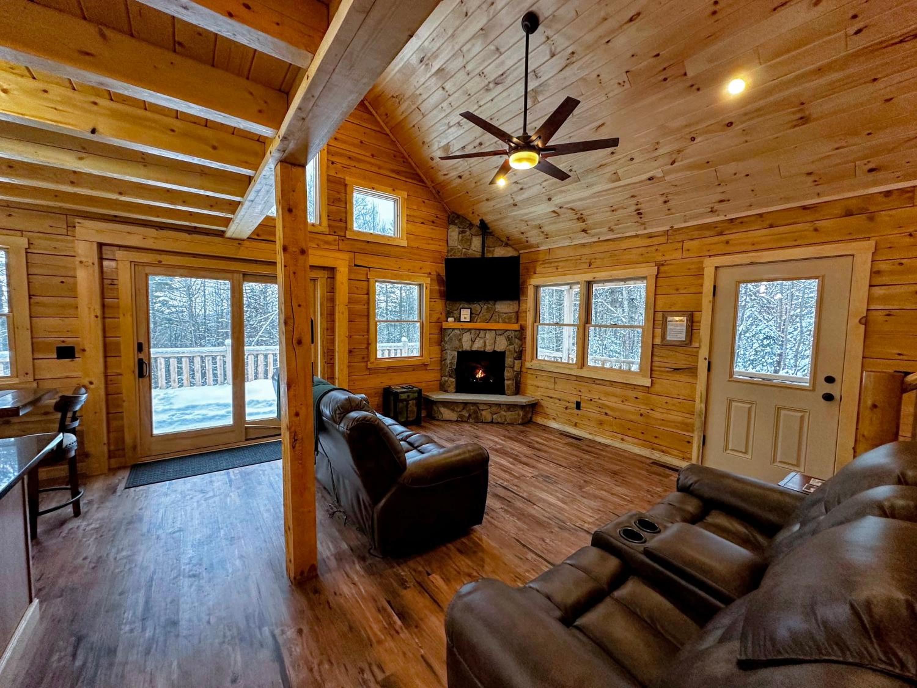 31R Brand new log home on quiet side street in Bethlehem, close to Main Street! 20 min to skiing view 4