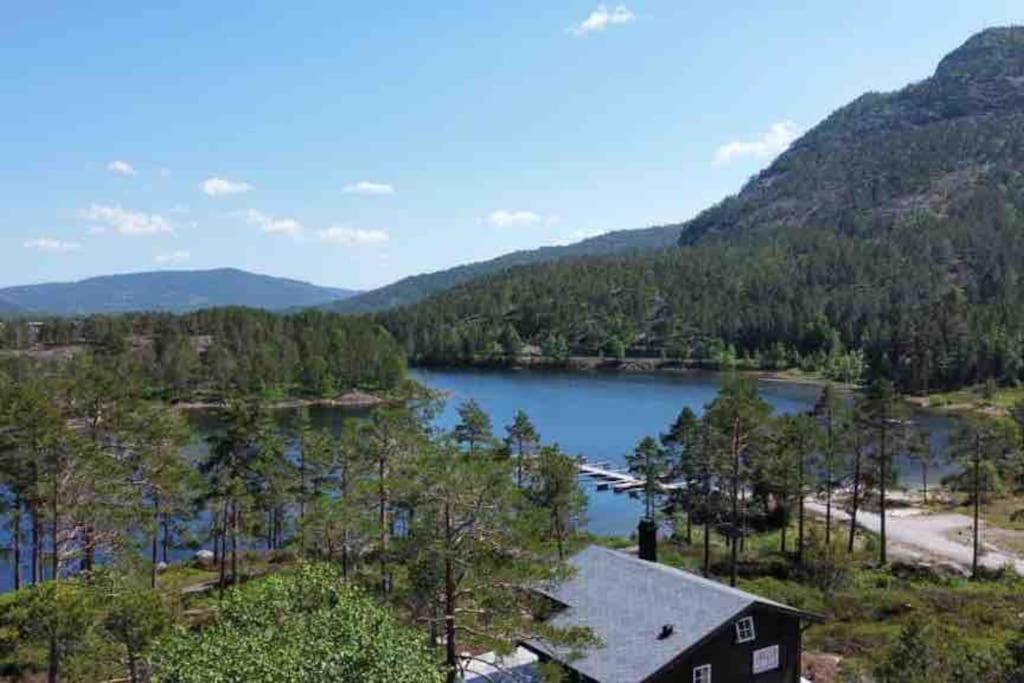 Cosy cabin between lake and mountain view 3