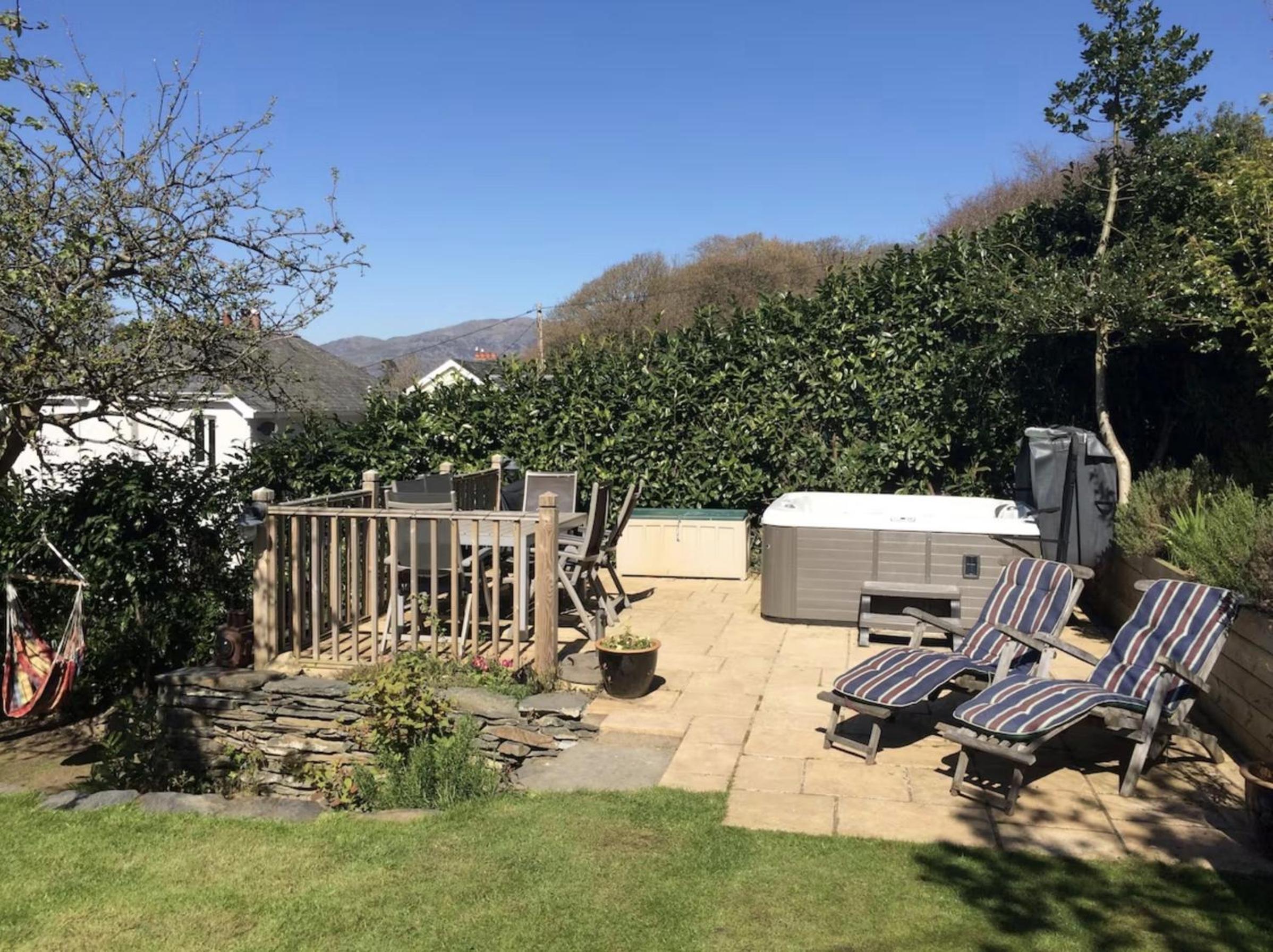 Lovely cottage in Snowdonia, private hot tub, by mountains & award winning beach view 5