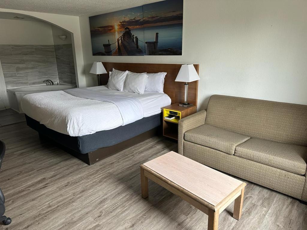 Decatur Vacations - Days Inn by Wyndham Decatur Priceville I-65 Exit 334 - Property Image 9