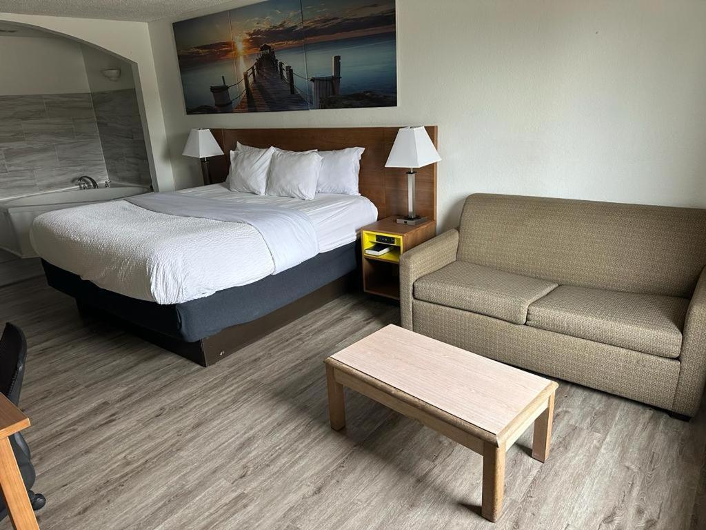 Decatur Vacations - Days Inn by Wyndham Decatur Priceville I-65 Exit 334 - Property Image 10