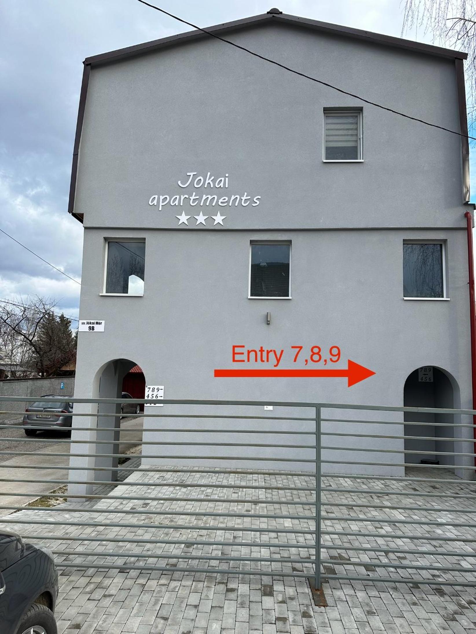 Jokai Apartments Nr9, code entry view 4