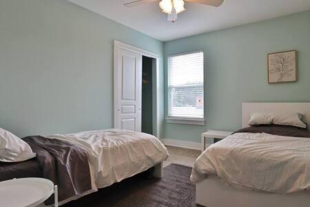 Spacious 4 BR Beach Retreat - Blocks From Beach view 3