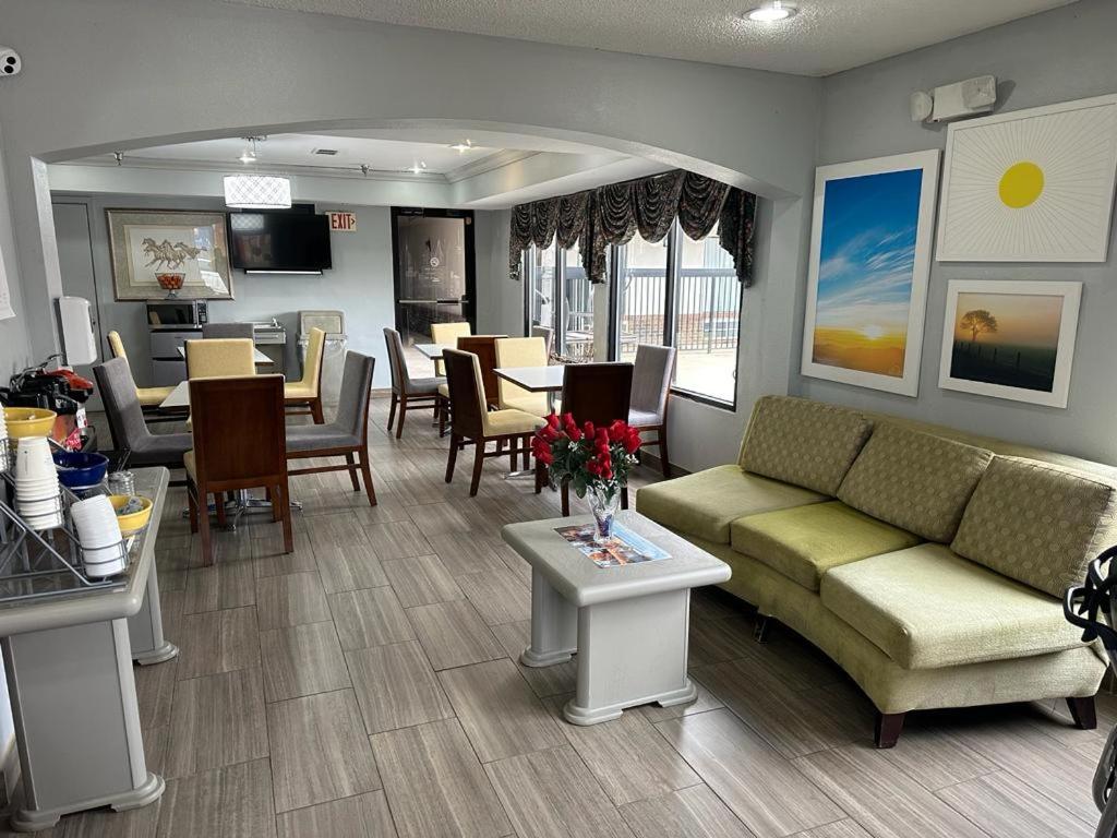 Decatur Vacations - Days Inn by Wyndham Decatur Priceville I-65 Exit 334 - Property Image 3
