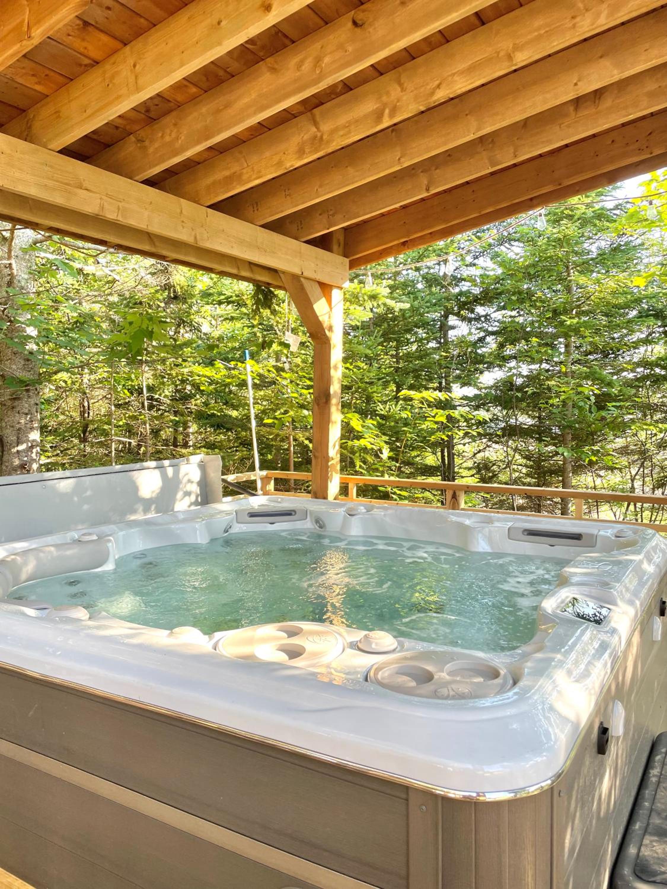 Modern waterfront cottage +hot tub