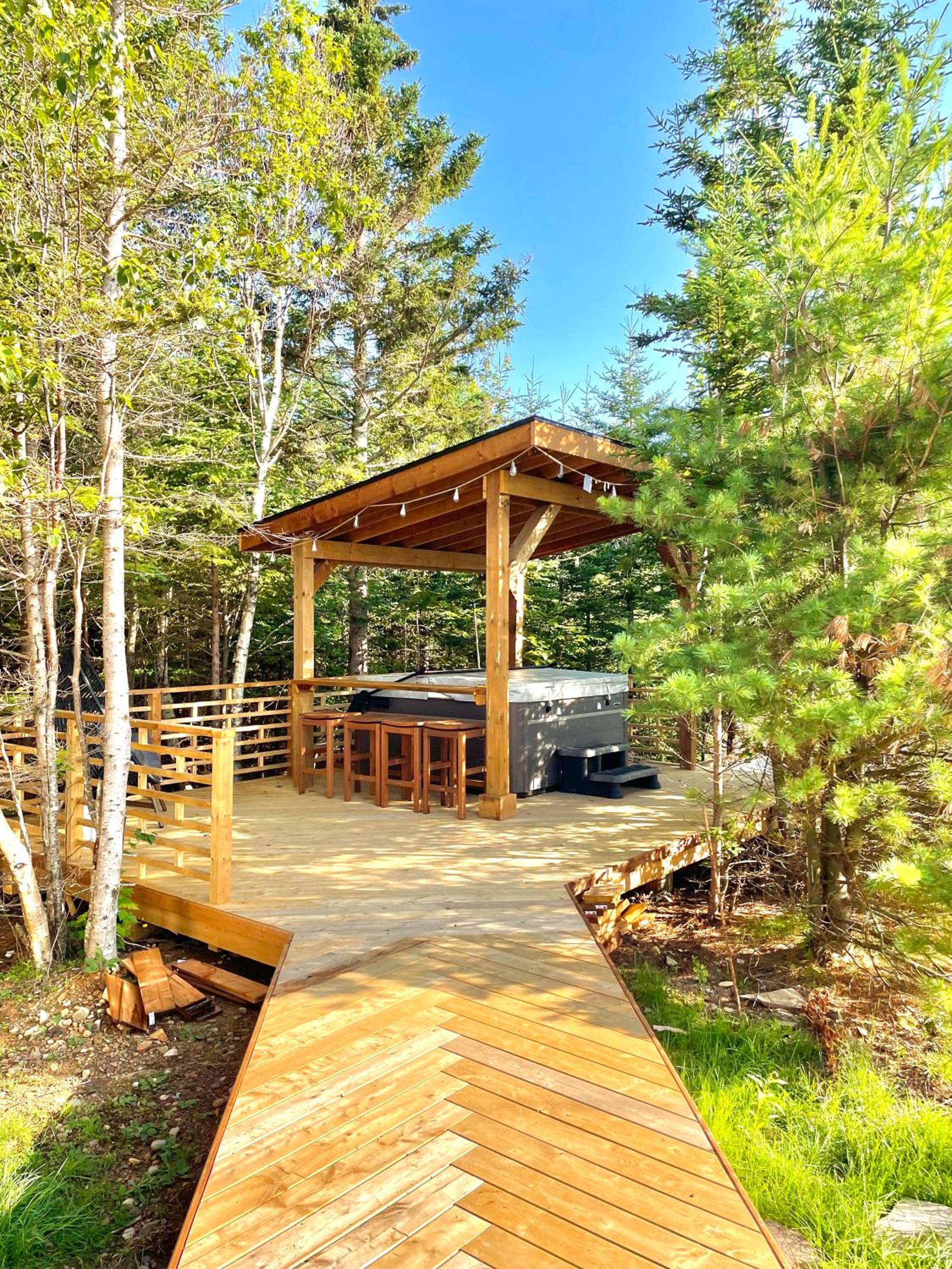Modern waterfront cottage +hot tub