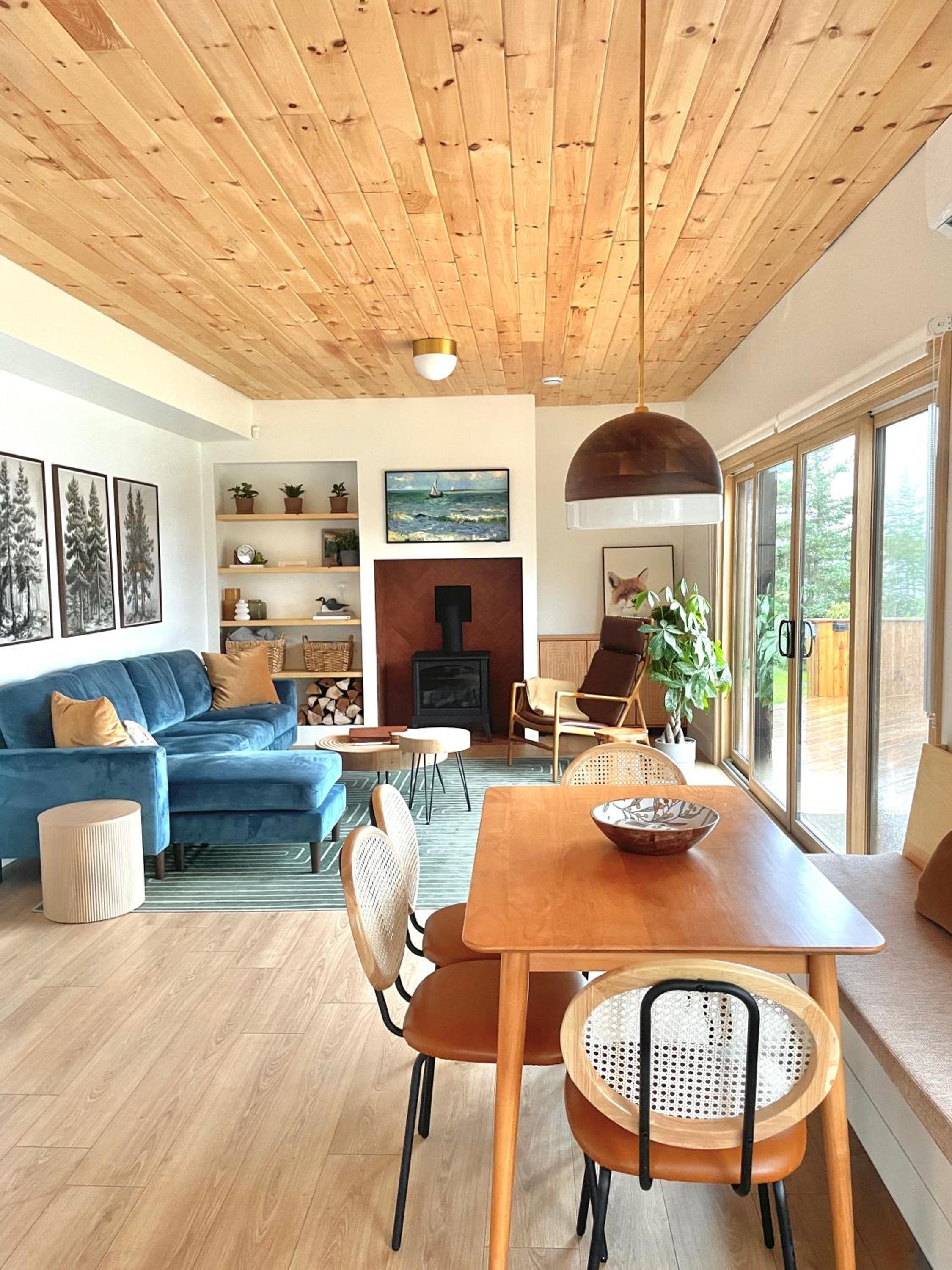 Modern waterfront cottage +hot tub