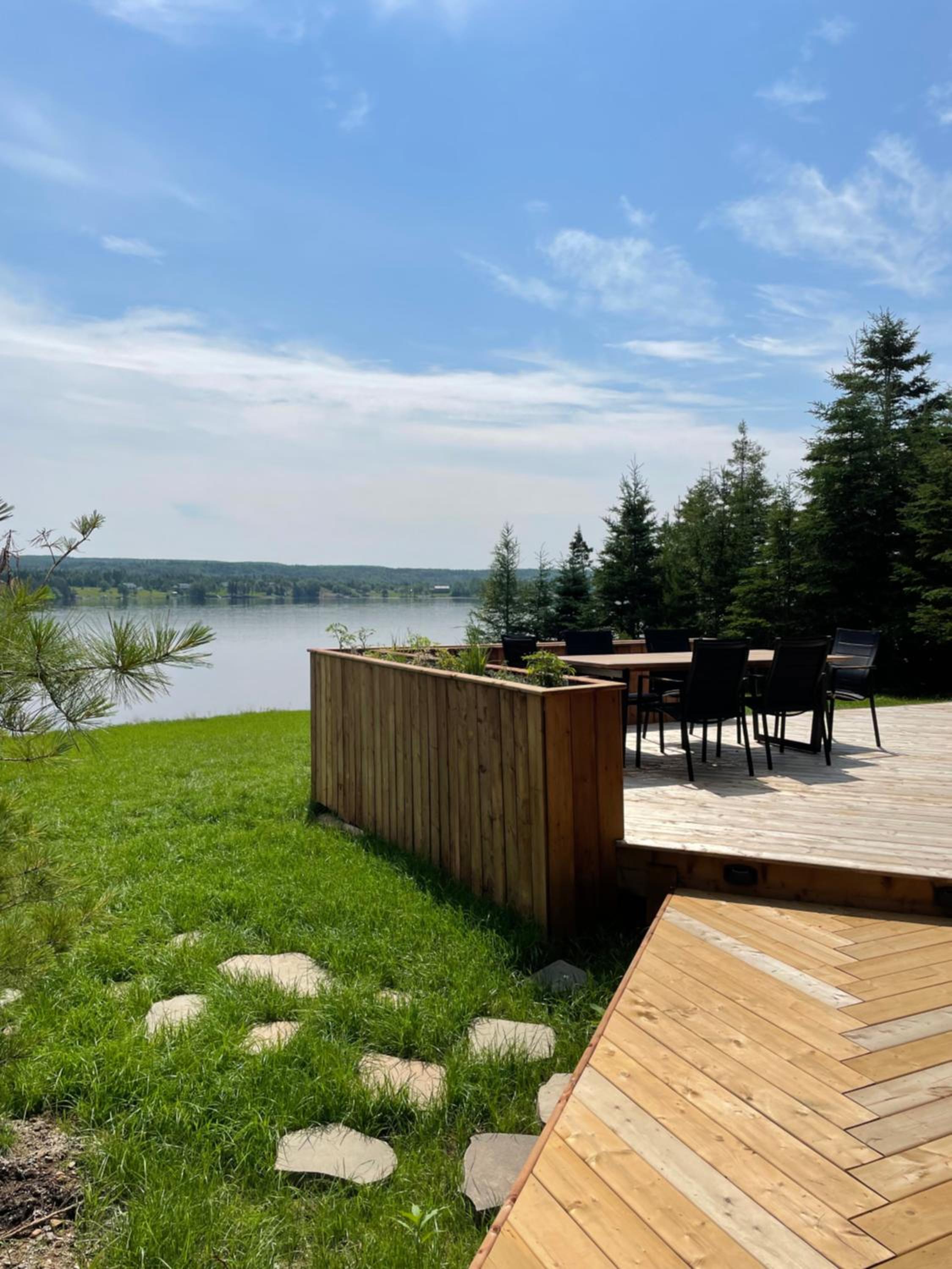 Modern waterfront cottage +hot tub