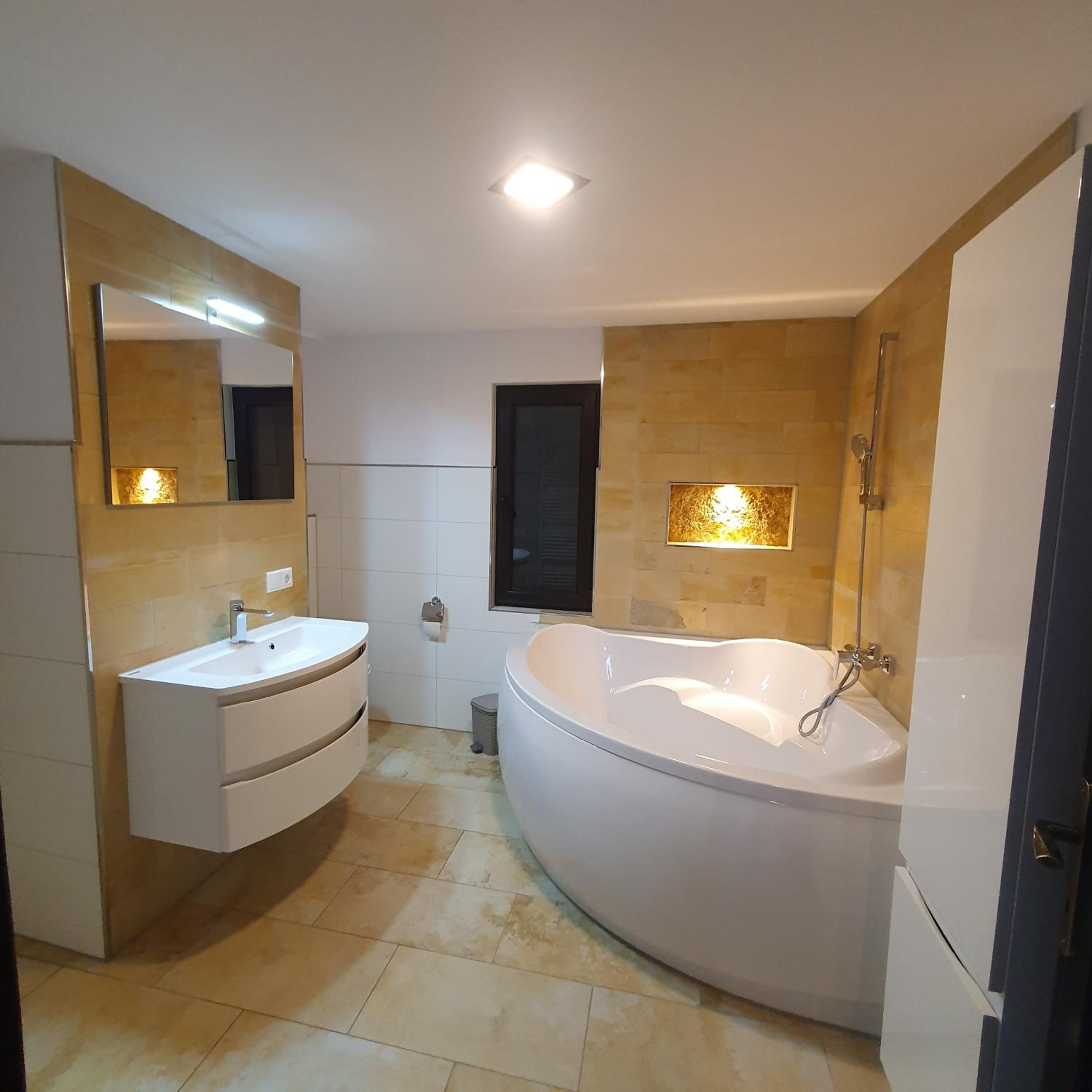 La casa din deal view 5