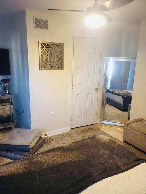 Baltimore Beauty! Johns Hopkins! 3 bedroom apt view 2