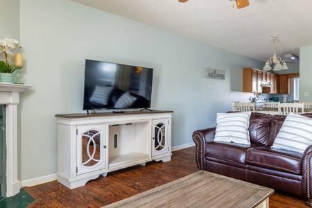 Condo for 6, Pool, Gym, Patio, 1 Block to Parkway , Seasonal Outdoor Pool with Lazy River, Near Dollywood & Smoky Mountains, 24H Hospitality, Cozy Living S view 5