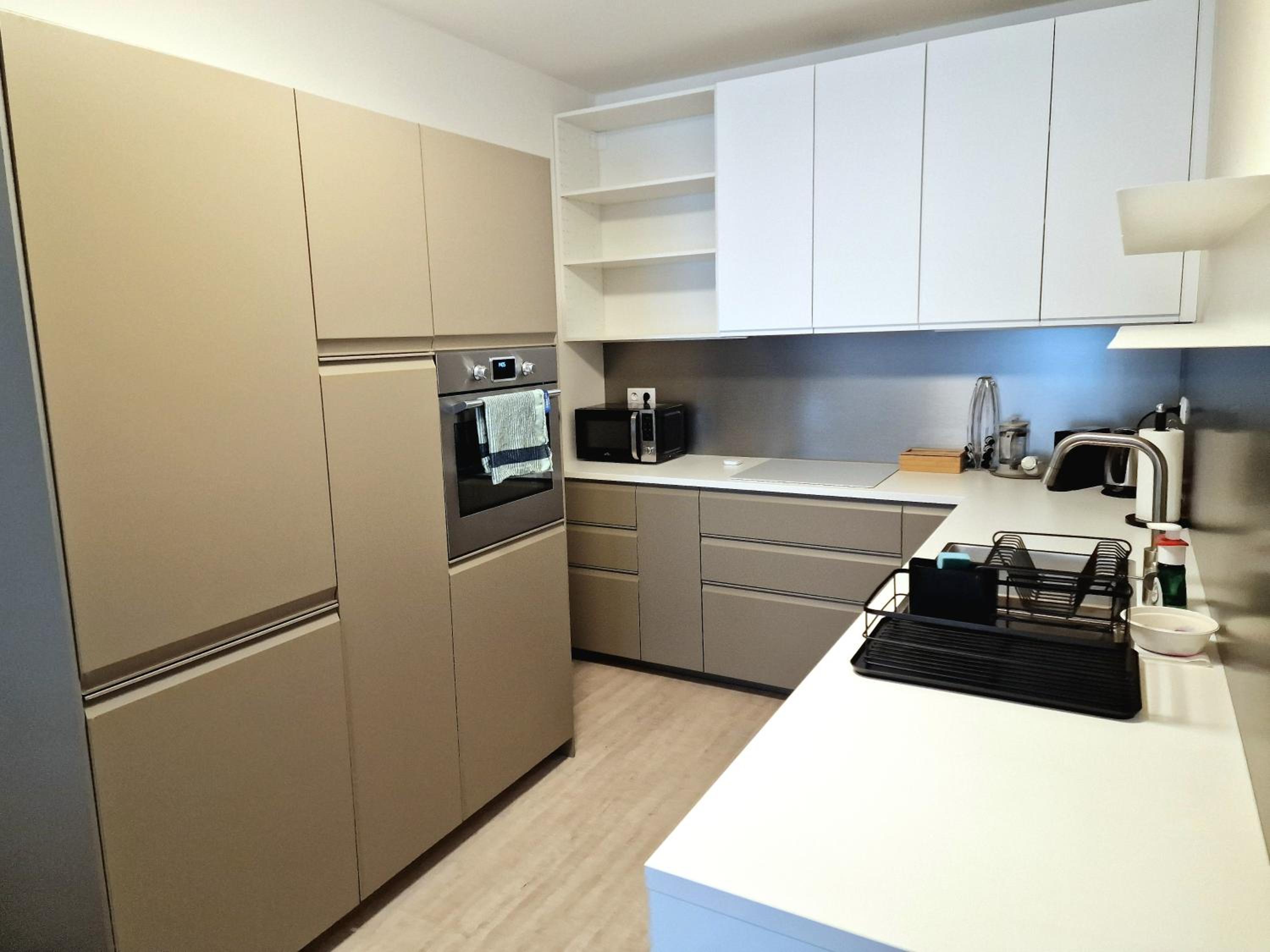 Elegant Urban Residence with parking spot view 4