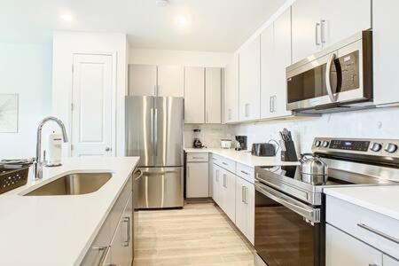 Modern 3BR Lakeview Townhouse with Console & Garage view 5