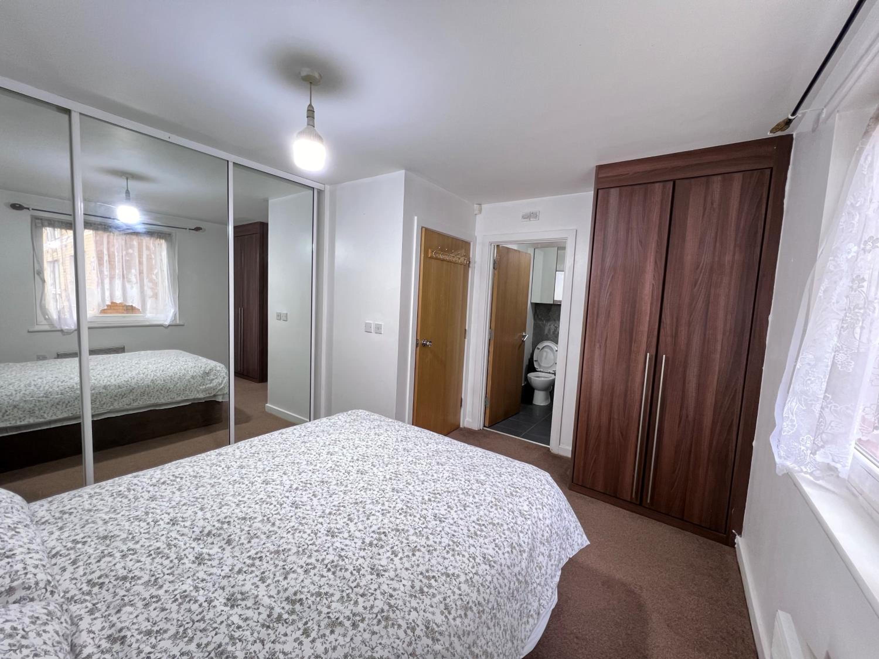 Luxury 2 beds Apartment with 2 bathrooms, living dining & Parking - East London view 2