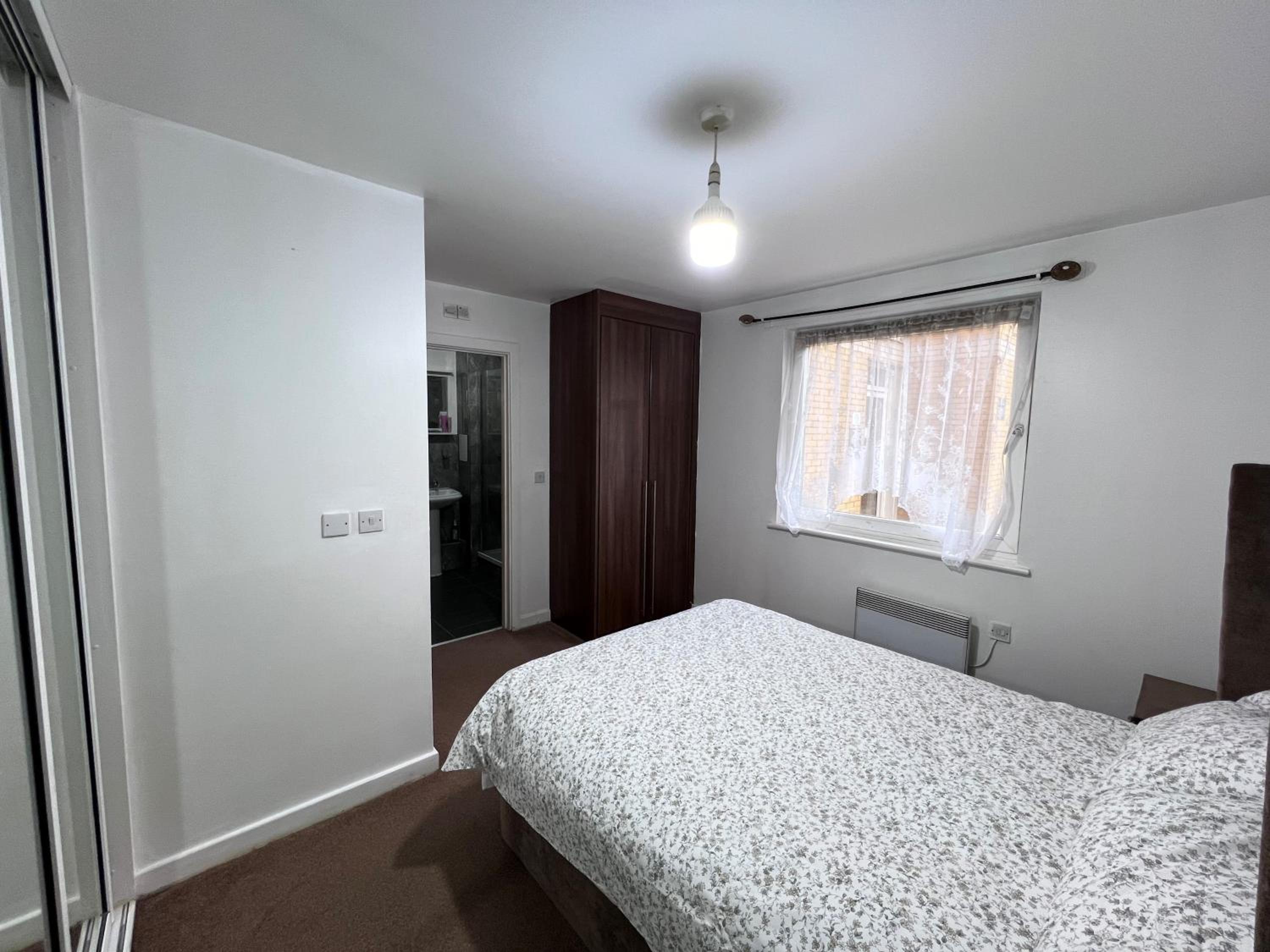 Luxury 2 beds Apartment with 2 bathrooms, living dining & Parking - East London view 4