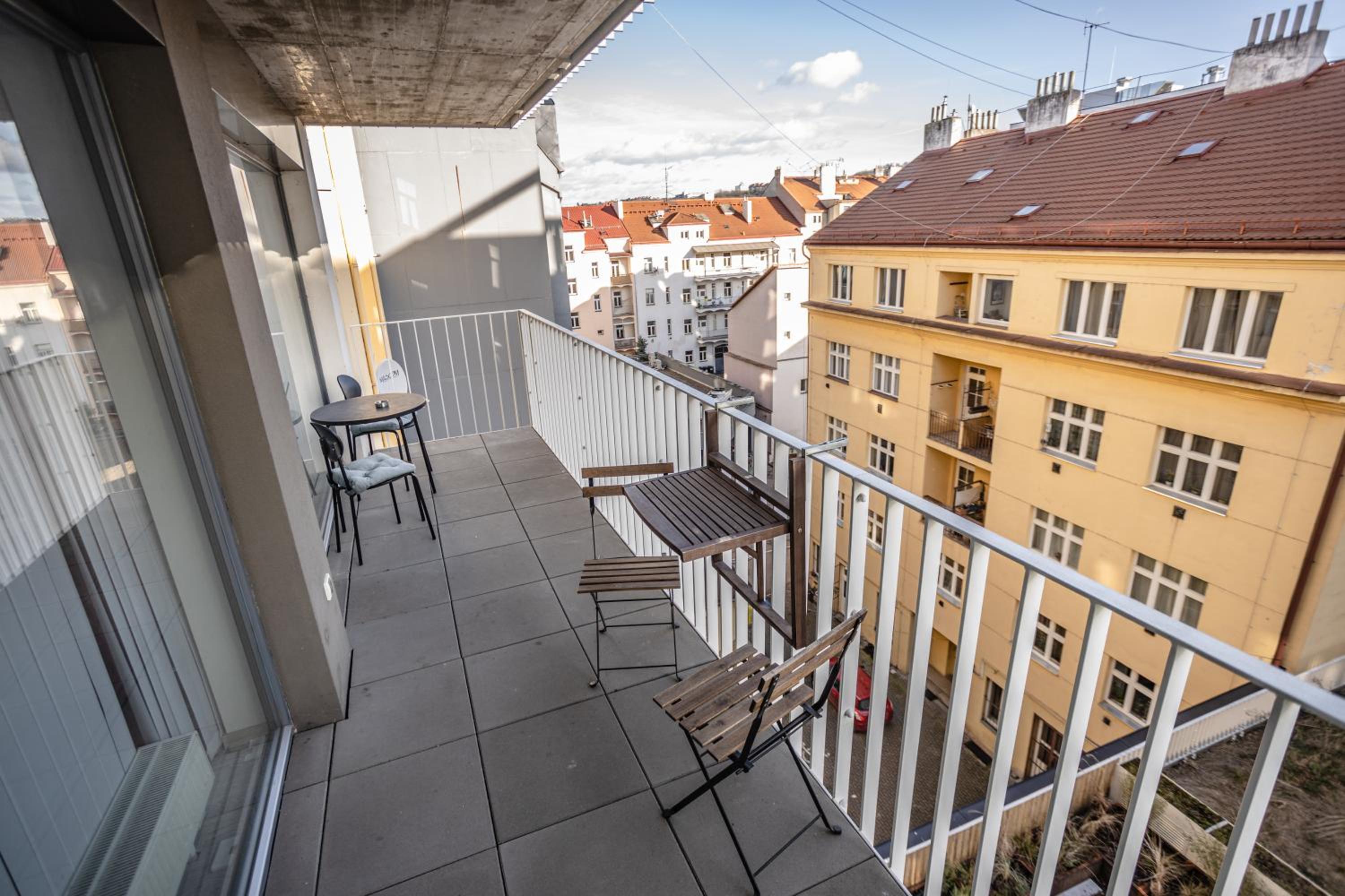 Spacious Terrace Apartment with free private parking