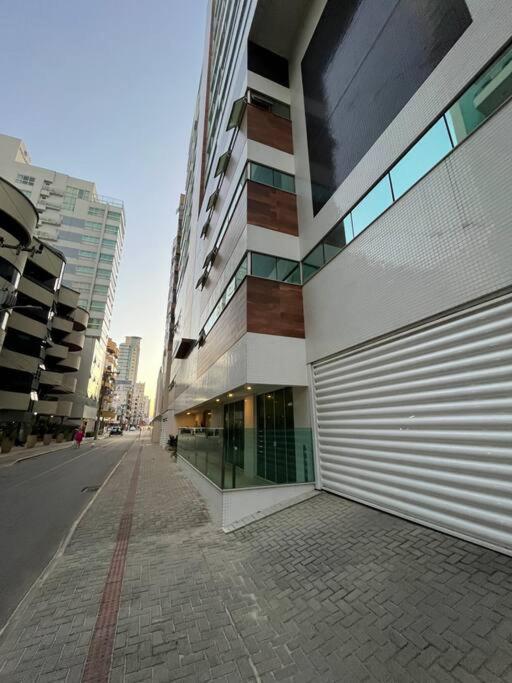 Apto completo com 3 suítes - Meia Praia