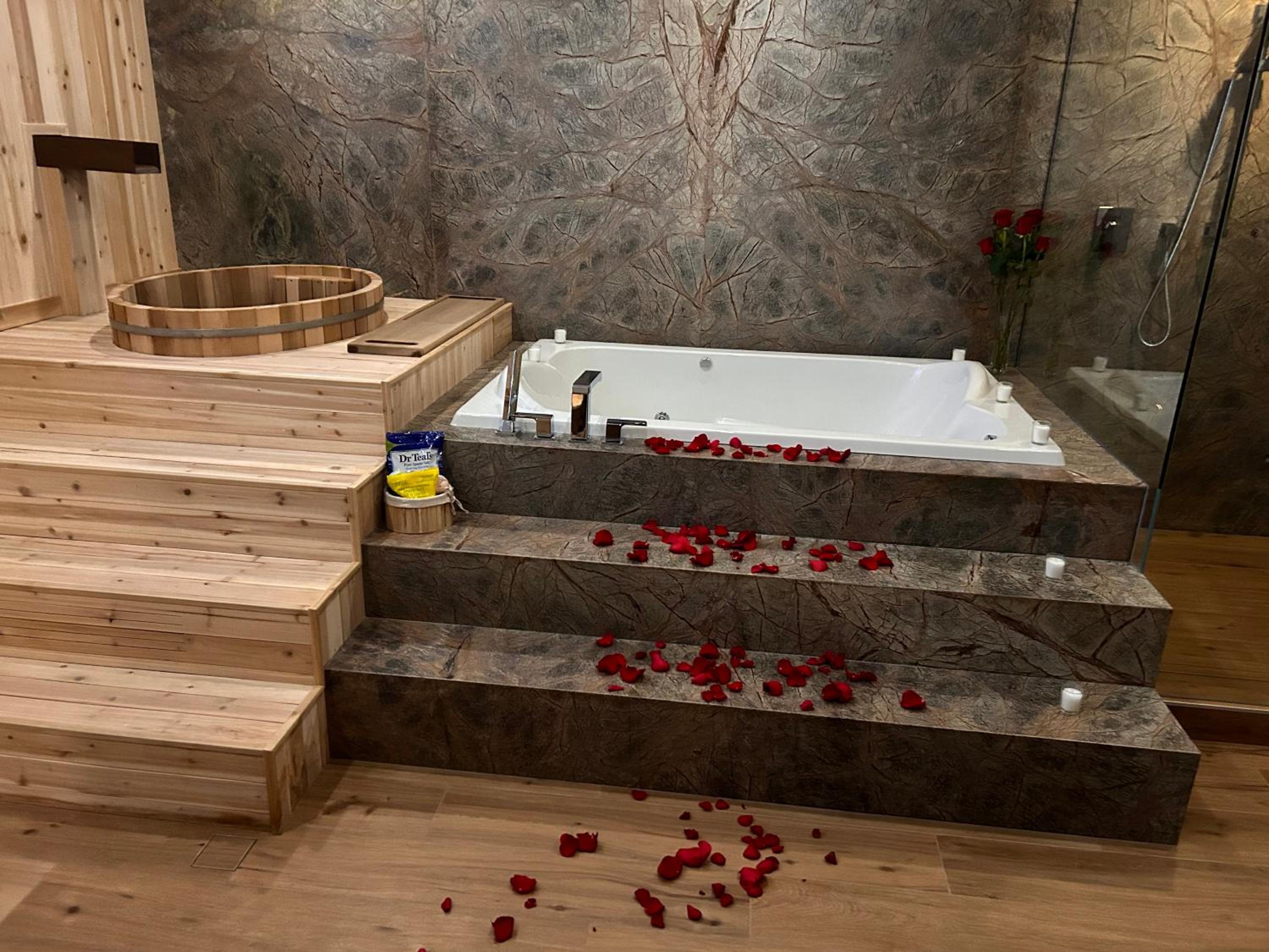 Romantic Luxury Retreat with Private Sauna & Spa, Pet Friendly, Elkside Hideout B&B