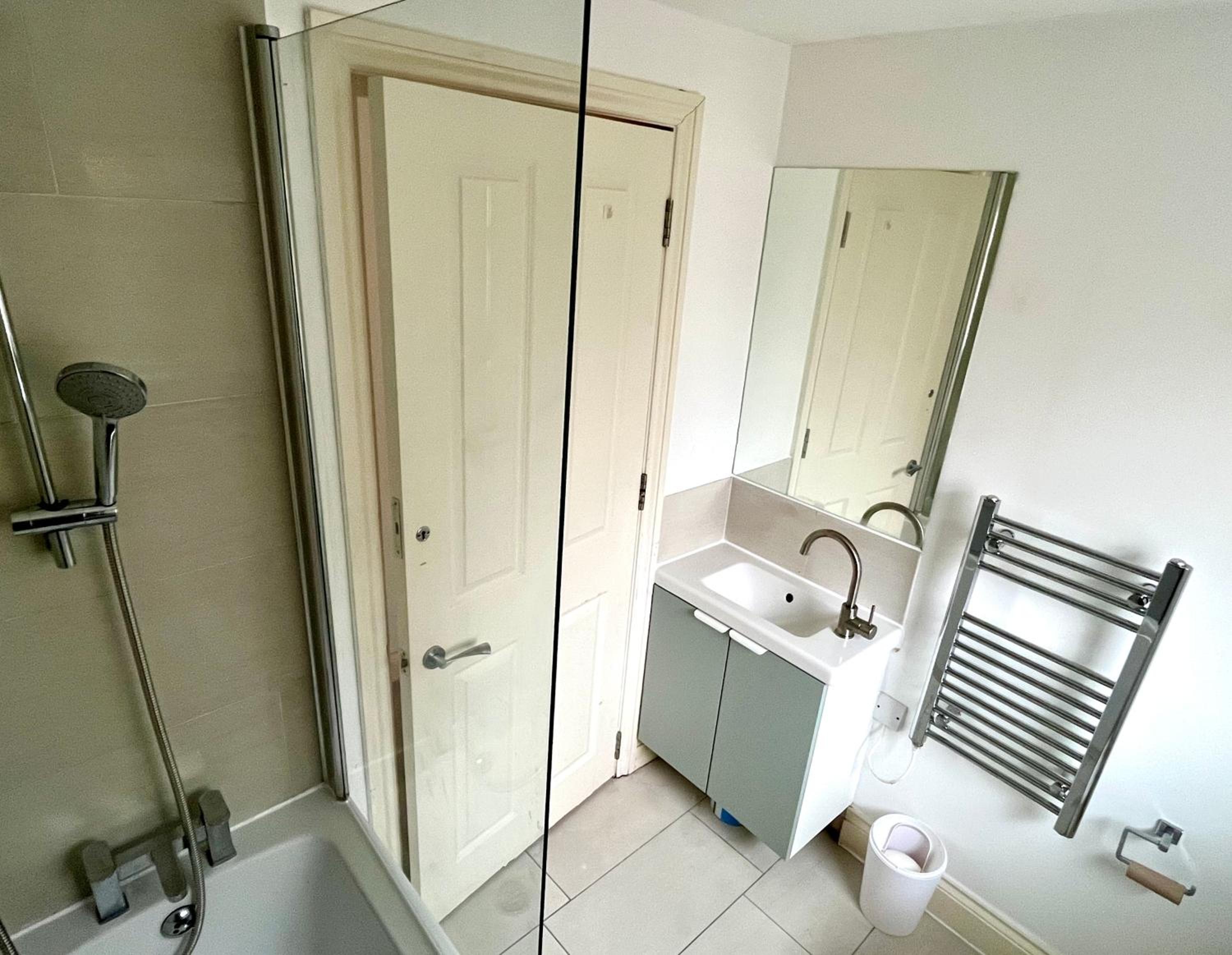 Central, Modern, Westfield, close to Tube station