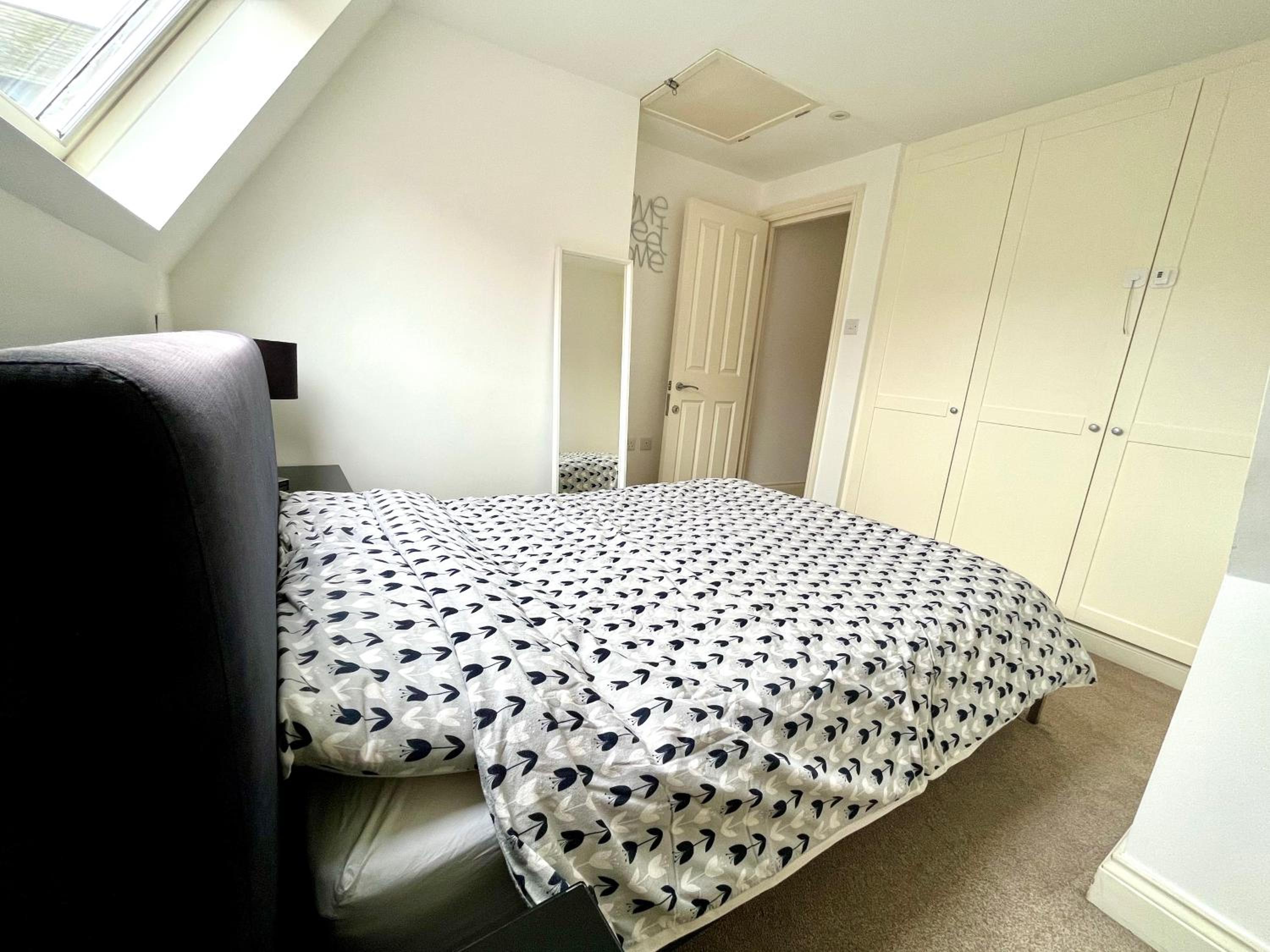 Central, Modern, Westfield, close to Tube station