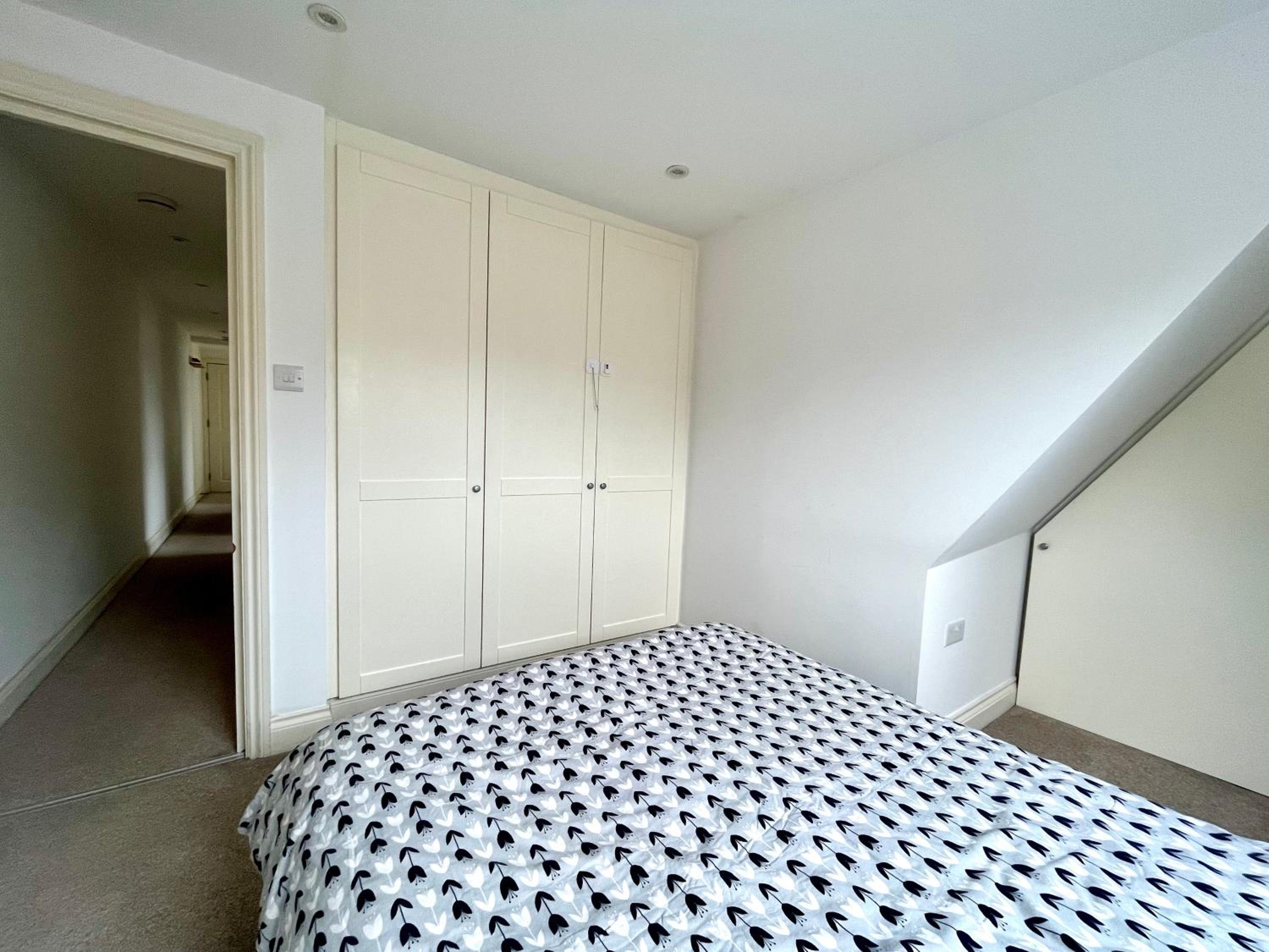 Central, Modern, Westfield, close to Tube station