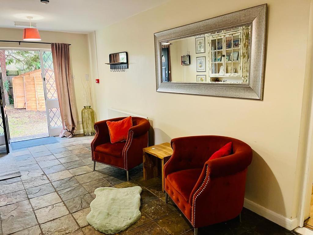 Hotel Vintage Style Lodge In Windsor! Hot Tub! Sleeps 20