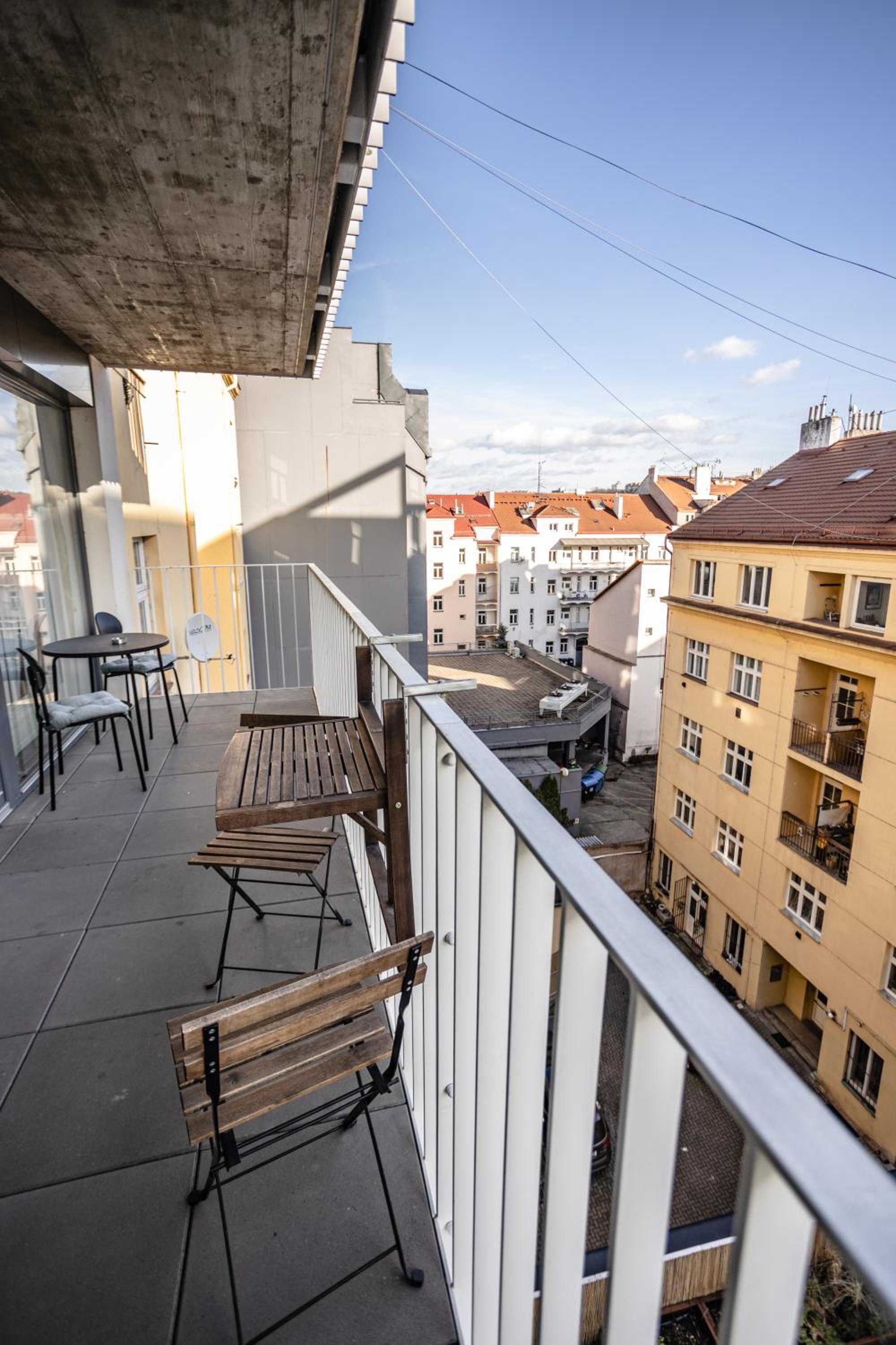 Spacious Terrace Apartment with free private parking