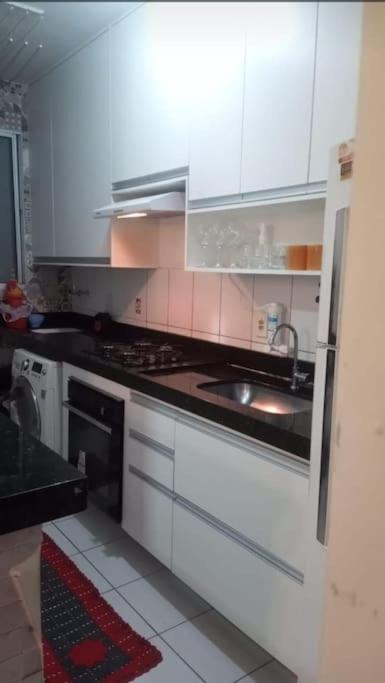 Apartamento com AR Condicionado splint, condomínio com piscina 2 Qts, próximo à praias e ao pavilhão de Carapina com portaria 24h