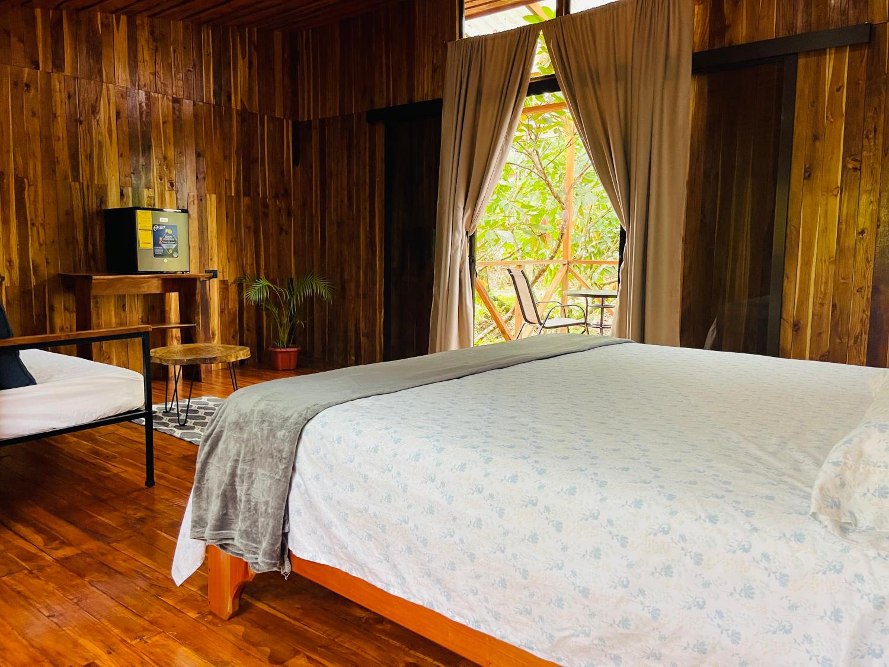Río Celeste, Cacahua Lodge