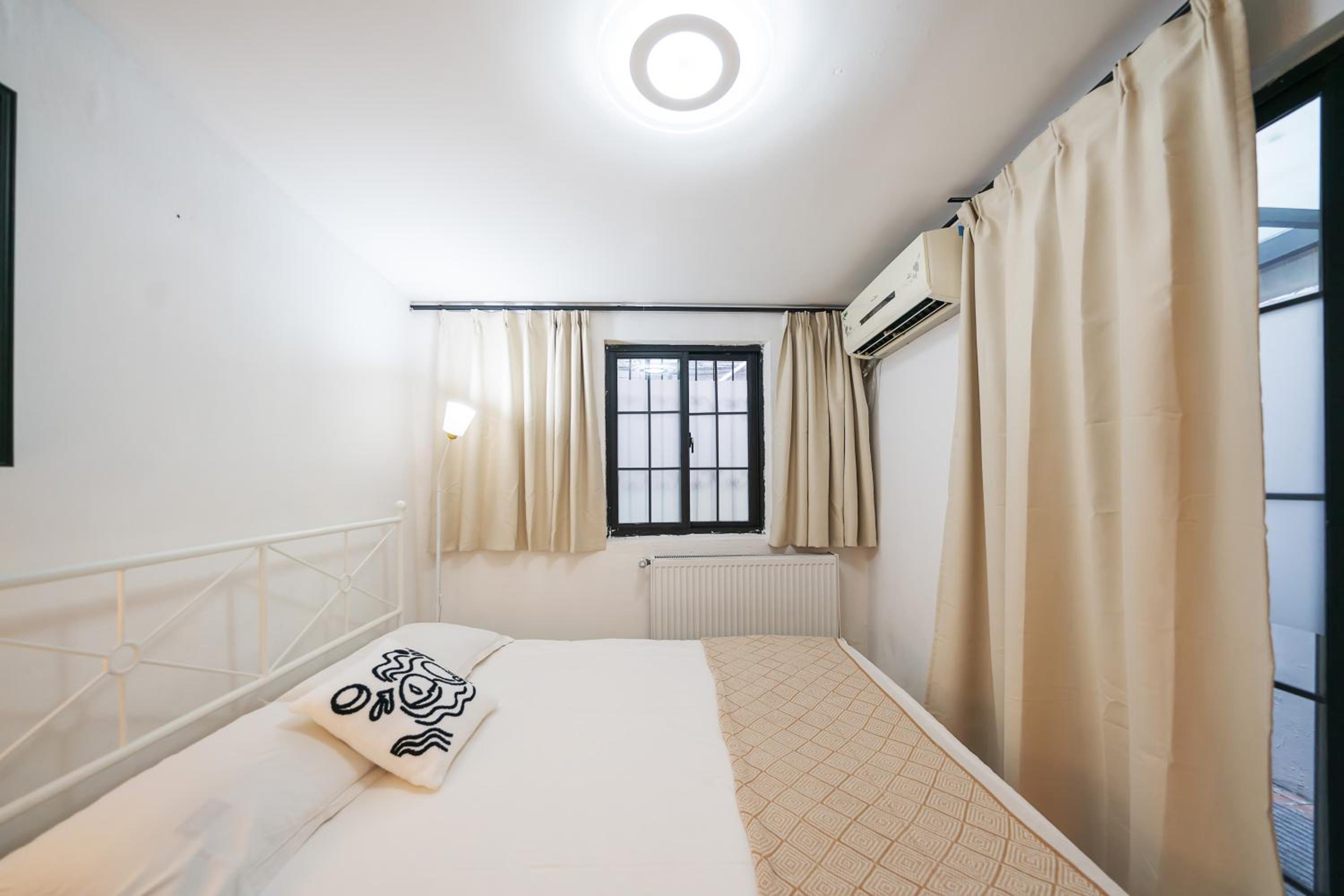 Shanghai Downtown Yi Du B&B - Near South Shaanxi Road Metro Station 600meters