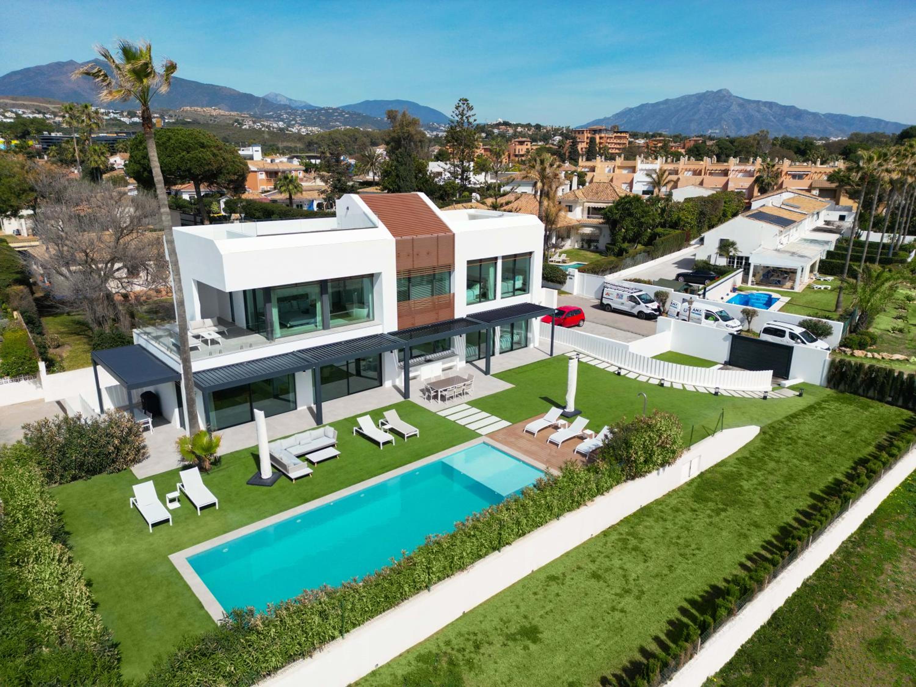 VACATION MARBELLA I Villa Imare Waterfront, Beachfront Villa, Rooftop Jacuzzi, Indoor Spa
