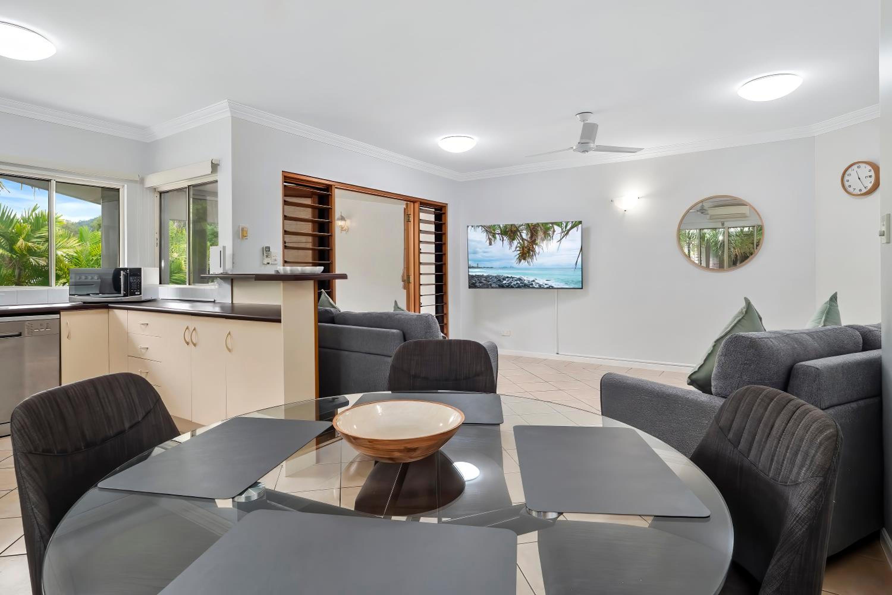 Oliva St 2 Bedroom Palm Cove Apartment