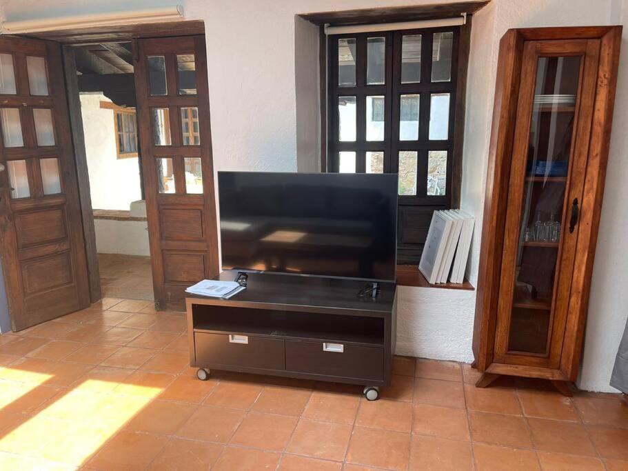 Disfruta de chimenea y jardín view 5