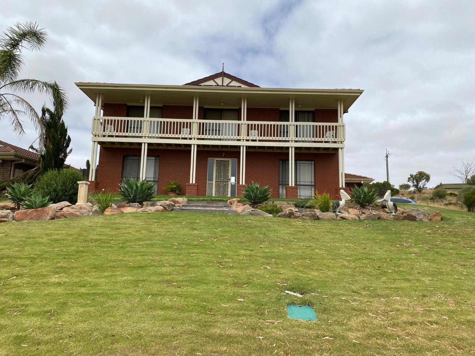 Pelican Retreat - corporate / tradie / family