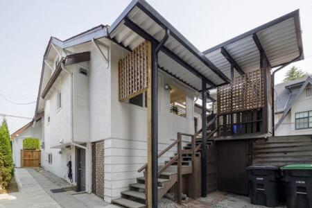 Spacious 4 BR House in Park Drive