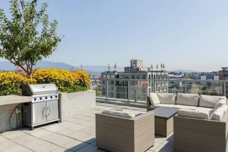 1BR Stunning view in DT Gastown