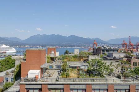 1BR Stunning view in DT Gastown