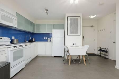 1BR Stunning view in DT Gastown