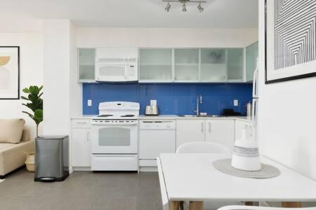 1BR Stunning view in DT Gastown